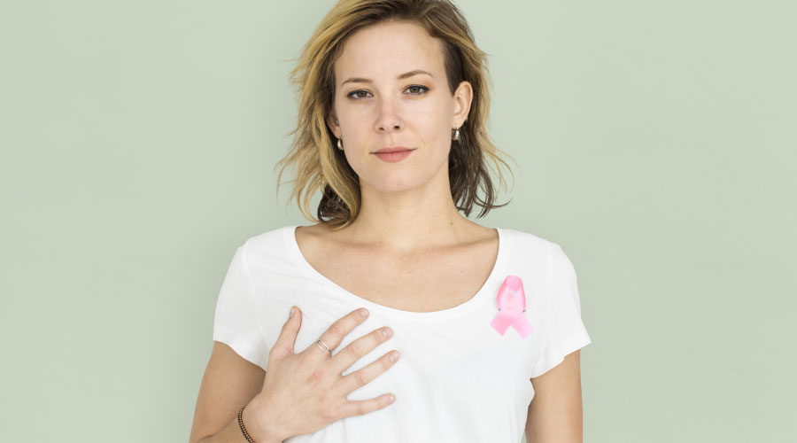 femme-souriante-bonheur-cancer-sein-sensibilisation-portrait_900 retour emploi cancer du sein